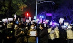 北京民眾27日手持白紙，上街抗議官方過度防疫。